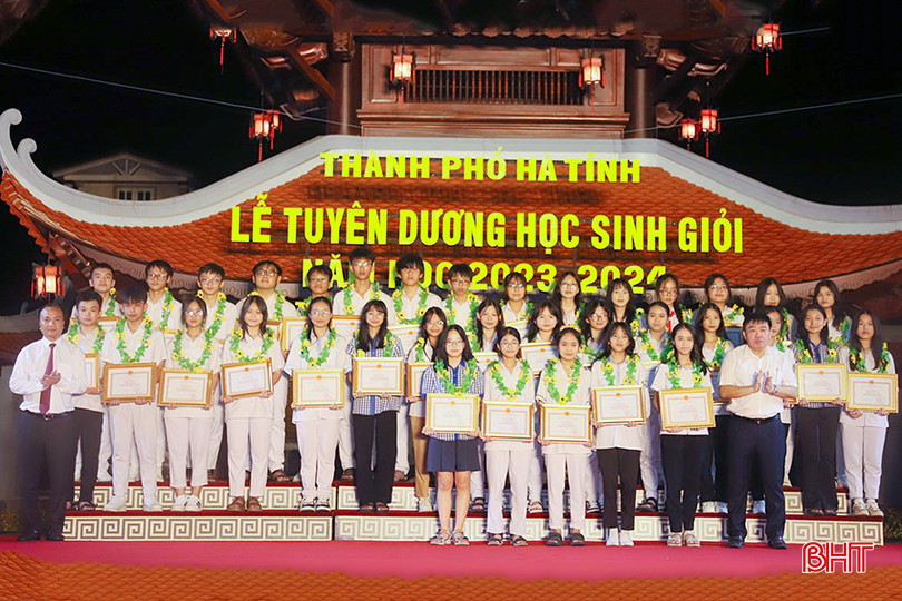 ... trao giấy khen cho 70 học sinh đạt giải nhì trong các kỳ thi học sinh giỏi tỉnh. Ảnh 12.jpg