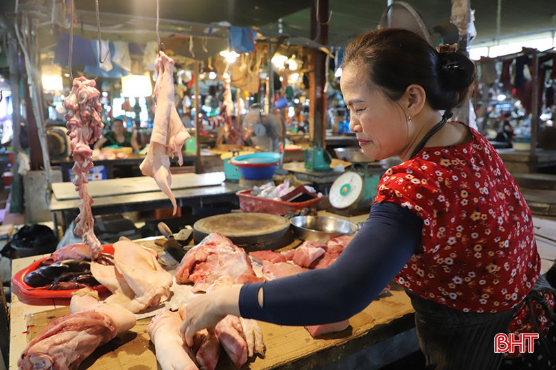 Các tiểu thương tại chợ TP Hà Tĩnh giảm lượng hàng lấy về vì mức tiêu thụ thịt lợn chậm hơn trước. z5505226598617_e05939909a2da46506be1816938369c2.jpg
