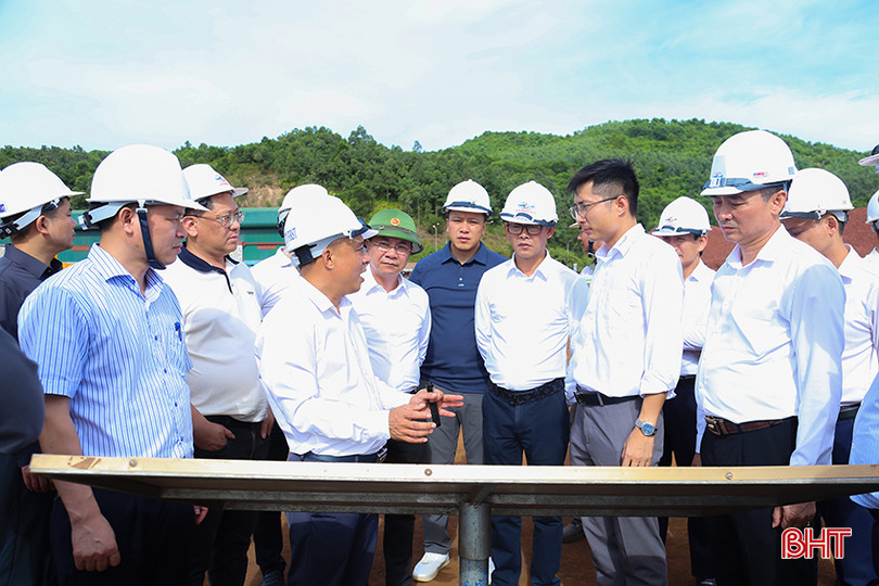 Đoàn công tác Hiệp hội các doanh nghiệp tỉnh Quảng Châu và một số doanh nghiệp từ các tỉnh của Trung Quốc tham quan Công ty CP Cảng quốc tế Lào - Việt. IMG_0989.jpg