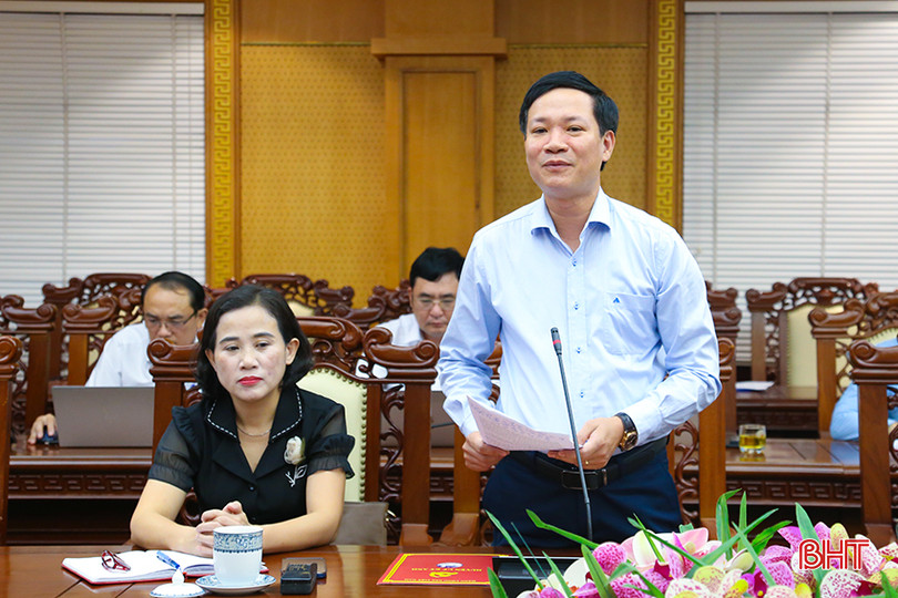 Ông Trần Thành Nam - Phó Bí thư Thường trực Huyện ủy Kỳ Anh trình bày tham luận việc đổi mới công tác dân vận, phát huy vai trò của nhân dân tham gia xây dựng Đảng, hệ thống chính trị ở cơ sở trong sạch vững mạnh; công tác triển khai Hội thi “Dân vận khéo”. IMG_1227.jpg