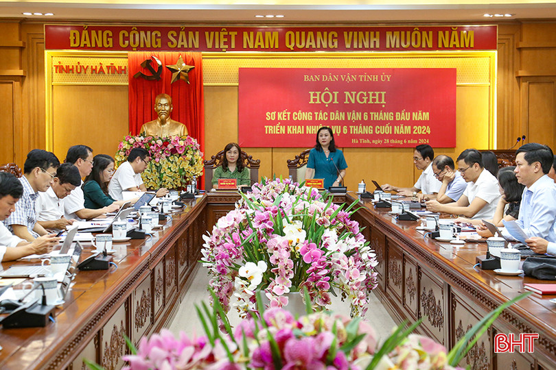 Trưởng ban Dân vận Tỉnh ủy Trương Thanh Huyền, Phó Trưởng ban Thường trực Ban Dân vận Tỉnh ủy Nguyễn Thị Mai Thủy chủ trì hội nghị. IMG_1207.jpg