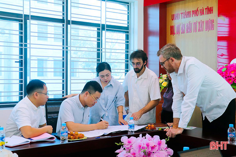 TP Hà Tĩnh và đoàn công tác của ADB đã thảo luận nhiều vấn đề khác để đẩy nhanh công tác chuẩn bị đầu tư dự án. z5537215642926_a58caea088cd2270af6a6b93a5727a6c.jpg