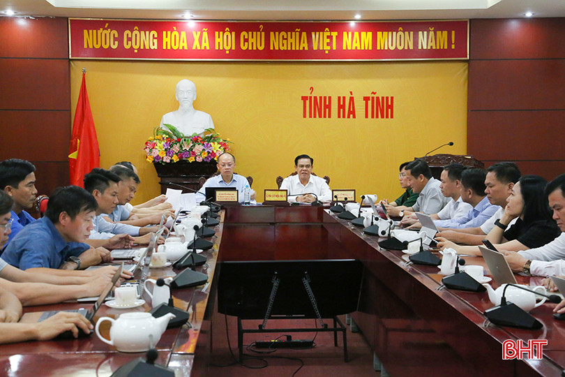 Chủ tịch UBND tỉnh Võ Trọng Hải, Phó Chủ tịch Thường trực UBND tỉnh Nguyễn Hồng Lĩnh điều hành điểm cầu Hà Tĩnh. IMG_0422.jpg