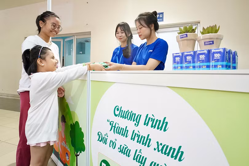 Các em nhỏ được uống sữa thỏa thích, tham gia sân chơi miễn phí và các hoạt động đổi vỏ hộp sữa lấy quà, check-in góp cây cho rừng nhân ngày 1/6.