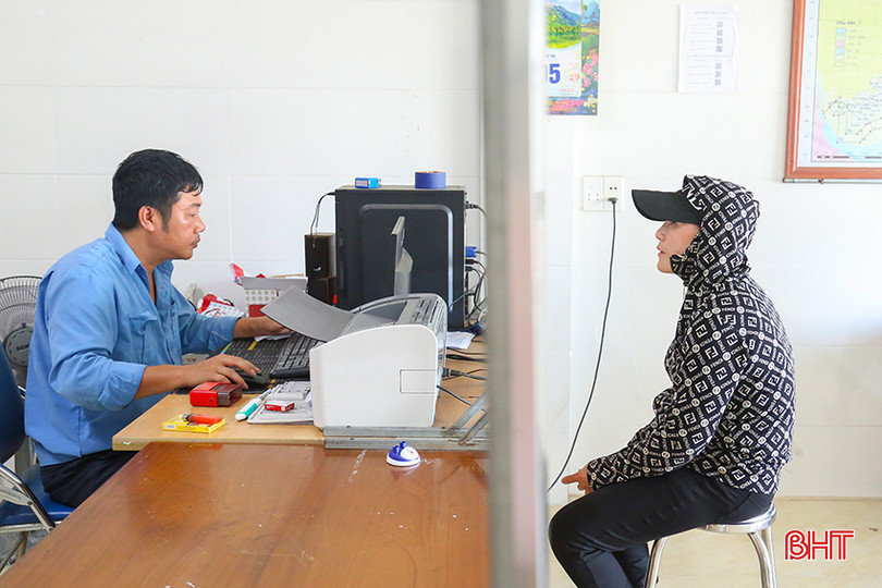 Ngư dân được thông tin về việc cấp lại cấp giấy phép khai thác thủy sản đã hết hạn theo rà soát của Chi cục Thủy sản. IMG_9951.jpg