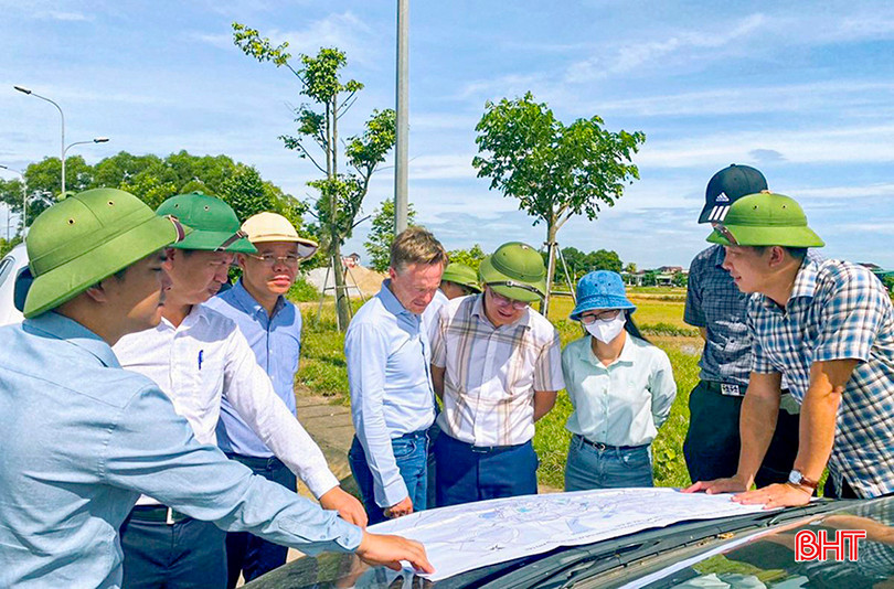 Trước đó, đoàn đã đi kiểm tra thực địa một số điểm dự kiến đầu tư thực hiện dự án trên địa bàn TP Hà Tĩnh. z5535031566670_319fdb430d31c9676b35a603b0371c67.jpg