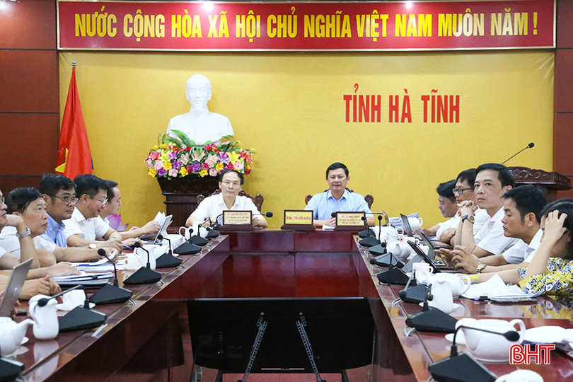 Phó Chủ tịch UBND tỉnh Lê Ngọc Châu, Giám đốc Sở NN&PTNT tỉnh Nguyễn Văn Việt điều hành điểm cầu Hà Tĩnh. IMG_1257.jpg