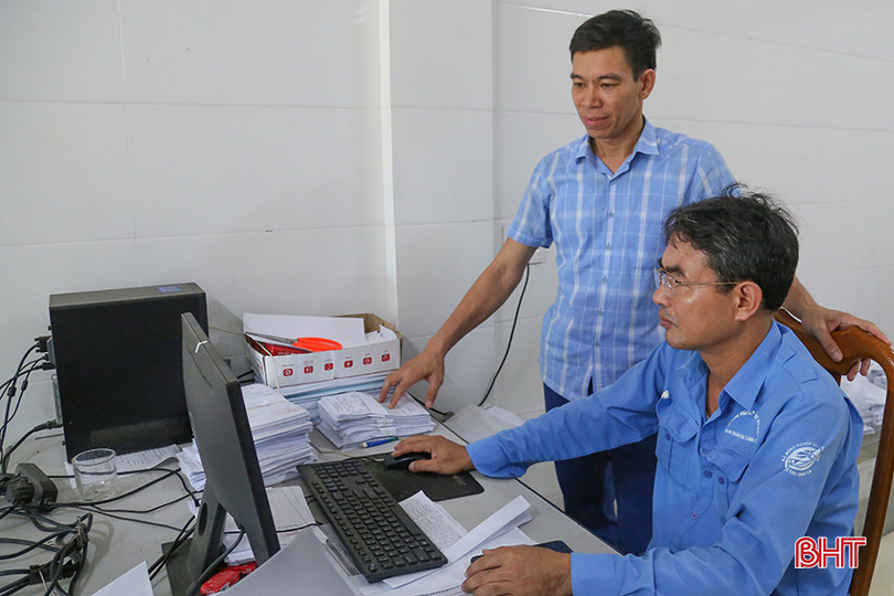 Ban Quản lý các cảng cá và Khu neo đậu tránh trú bão tàu cá Hà Tĩnh thực hiện giám sát sản lượng đối thủy sản nội tỉnh được bốc dỡ tại cảng Thạch Kim. IMG_9977.jpg