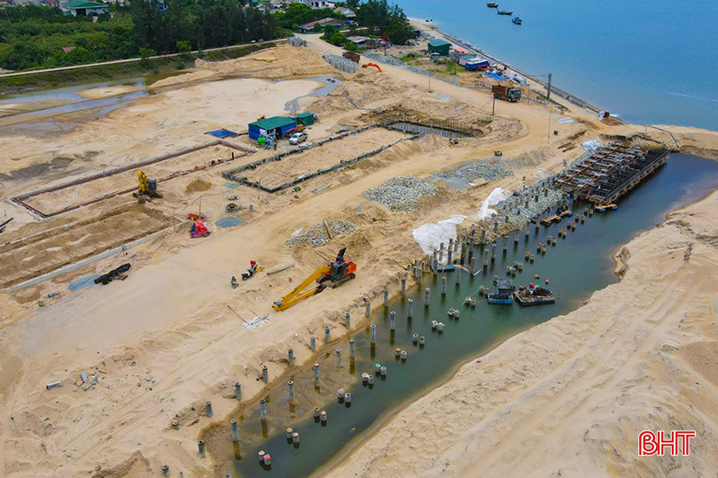 Cảng cá Cửa Nhượng (Cẩm Xuyên) đáp ứng quy mô cảng cá cấp II với các tàu công suất 400CV cập cảng, năng lực cập tàu đạt 100 lượt/ngày, lượng thủy sản qua cảng khoảng 16.000 tấn/năm đang được xây dựng. z5597111499124_092757b3d97b84dd4116b9165acbc5ee.jpg
