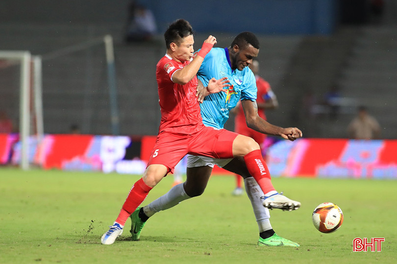 Hồng Lĩnh Hà Tĩnh (áo xanh) để thua 2-3 trước Hải Phòng ở vòng đấu 21. lp2.jpg