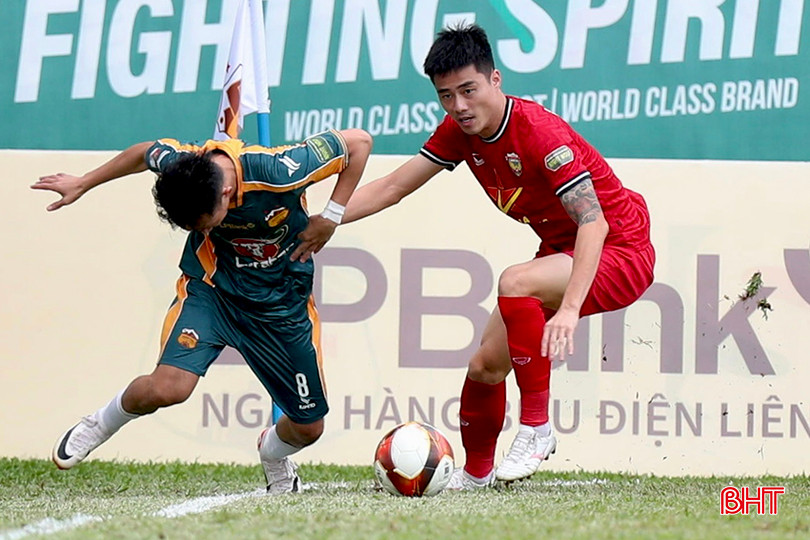 Tấm thẻ đỏ của trung vệ Lâm Anh Quang khiến cục diện trận đấu xoay chiều. r3.jpg