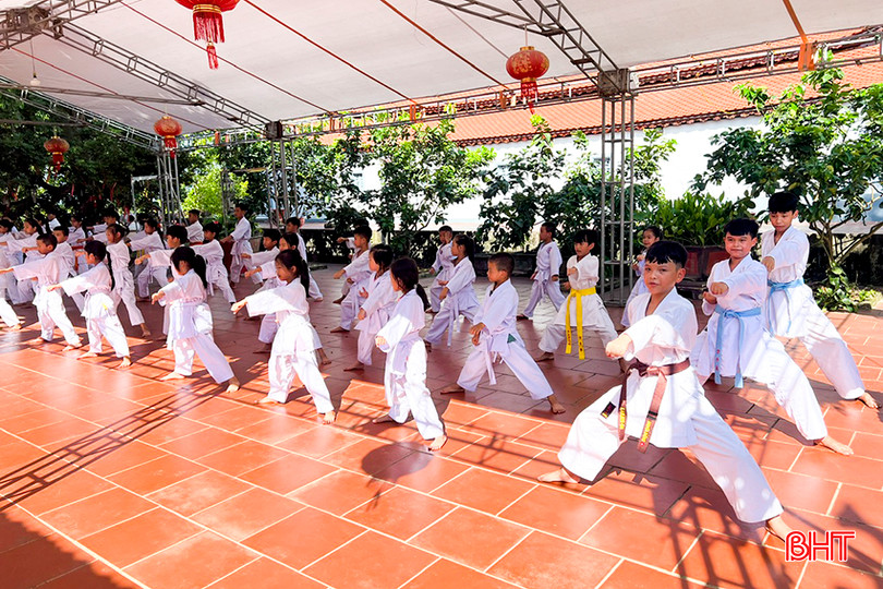 Tại khóa tu, các em được học nhiều môn thể thao để rèn luyện và nâng cao thể lực trong những ngày hè. 6.jpg