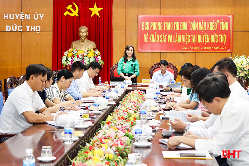 Phó Trưởng ban Dân vận Tỉnh ủy Nguyễn Thị Mai Thủy, Phó Bí thư Thường trực Huyện ủy Đặng Giang Trung chủ trì buổi làm việc. 6.jpg