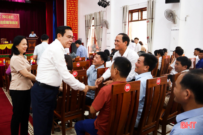 Chủ tịch UBND tỉnh Võ Trọng Hải và Trưởng ban Dân vận Tỉnh ủy Trương Thanh Huyền trò chuyện với cử tri huyện Đức Thọ 7.jpg