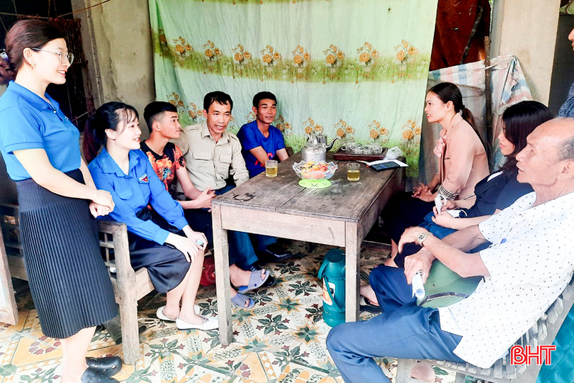 Chị Nguyệt cùng với các tổ chức đến thăm hỏi động viên các gia đình có hoàn cảnh khó khăn, đồng thời nắm bắt nhu cầu của từng hộ để có hướng hỗ trợ. 2.jpg