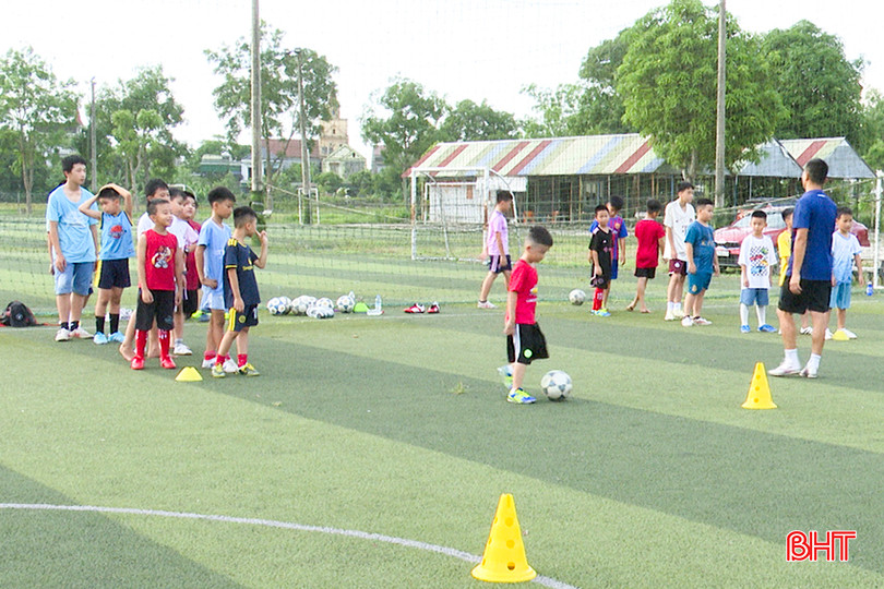 Bóng đá là môn thể thao phổ biến, được nhiều trẻ em tham gia tập luyện. 4.jpg