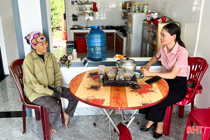 Chị Đào Thị Thảo (thôn Thịnh Kim) vô cùng biết ơn chị Nguyệt vì đã khâu nối giúp gia đình xây dựng ngôi nhà khang trang như hiện nay. 6.jpg