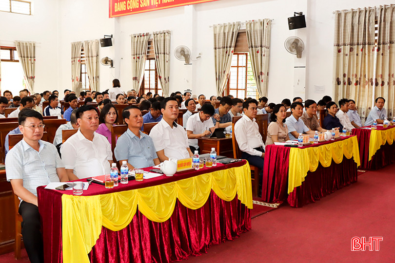 Các đại biểu tham dự buổi tiếp xúc cử tri. 1.jpg