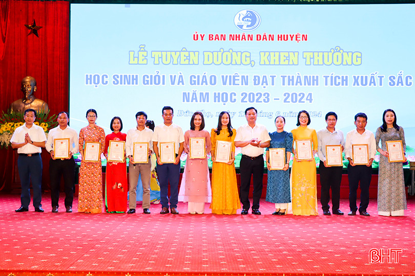 Trao thưởng cho các giáo viên có thành tích xuất sắc trong năm học 2023-2024 9.jpg