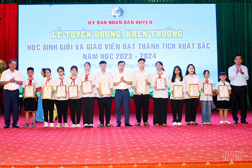 Trưởng ban Nội chính Tỉnh ủy Nguyễn Đình Hải và lãnh đạo Sở GD&ĐT, huyện Đức Thọ trao thưởng cho các học sinh đạt giải quốc gia. 4.jpg