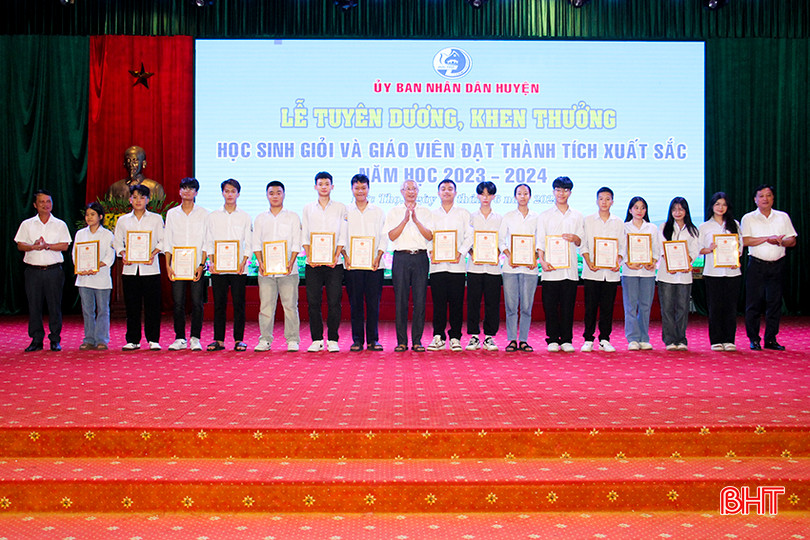 Khen thưởng học sinh đạt giải nhất tại Kỳ thi Học sinh giỏi cấp tỉnh. 5.jpg