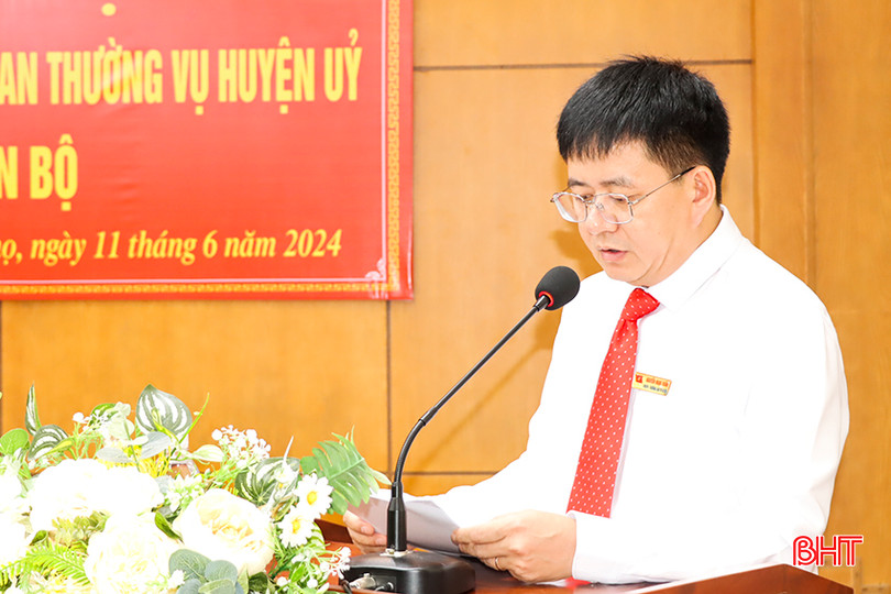 Trưởng ban Tổ chức Huyện ủy Nguyễn Ngọc Tuấn công bố các quyết định về công tác cán bộ của Ban Thường vụ Huyện ủy. 2.jpg