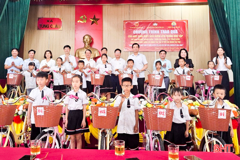 Năm học 2023-2024, chị Nguyễn Thị Nguyệt đã kêu gọi các nhà hảo tâm hỗ trợ 14 chiếc xe đạp trị giá 20 triệu đồng cho các cháu học sinh có hoàn cảnh khó khăn trong xã. 7.jpg