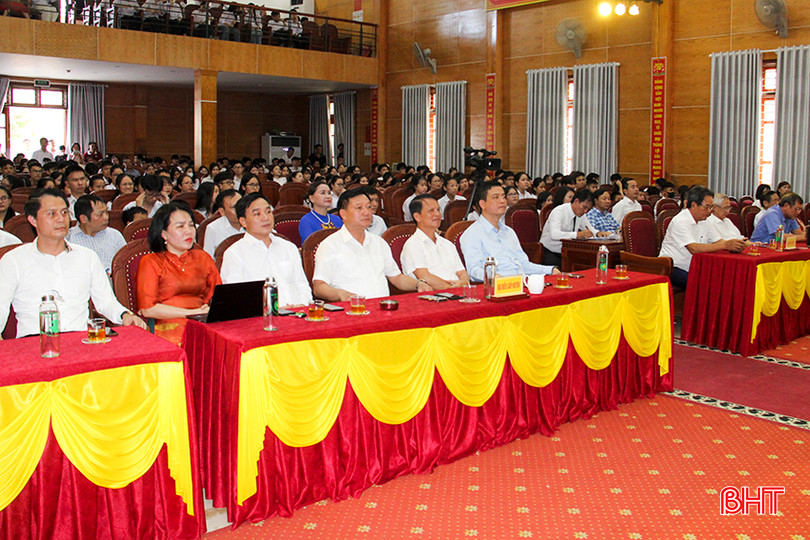 Đại biểu dự lễ tuyên dương. 1.jpg