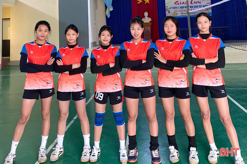 Lương Giang (thứ 4 từ trái sang) đam mê bóng chuyền, từng được tuyển vào đội trẻ CLB Bóng chuyền Hóa chất Đức Giang Lào Cai. cddd.jpg