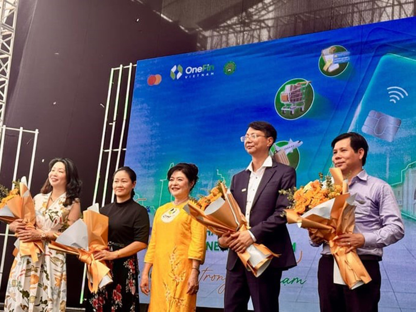 Bà Phan Thị Ngân (áo vàng) cảm ơn các đơn vị đã hỗ trợ, đồng hành cùng công ty. Bà kỳ vọng công nghệ OneFin sẽ mang lại nhiều lợi ích cho người dân. Người dân 2.jpg