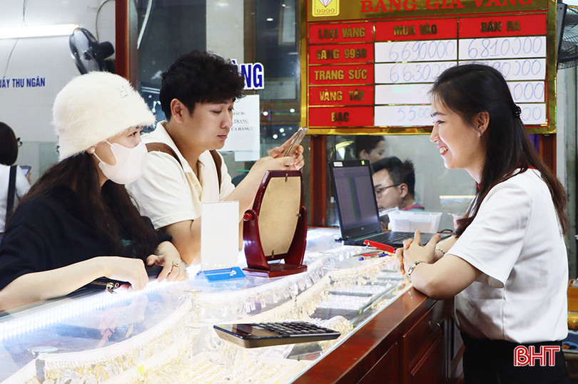Thị trường vàng Hà Tĩnh sôi động ở chiều bán ra lẫn mua vào. 015.jpg