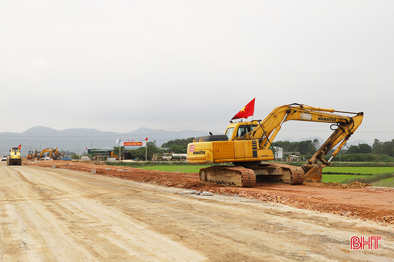 Công ty CP Tập đoàn Thành Huy đang dồn sức triển khai dự án xây dựng đường Hàm Nghi (TP Hà Tĩnh) kéo dài. 86.jpg