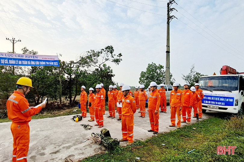 Ngay từ đầu tháng 4, Điện lực Cẩm Xuyên đã ra quân khắc phục, xử lý khiếm khuyết lưới điện tại thị trấn Thiên Cầm và các xã phụ cận. PHO BIEN CV.jpg
