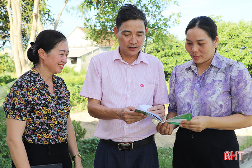 Cán bộ Phòng Giao dịch Ngân hàng CSXH huyện Thạch Hà kiểm tra mục đích sử dụng vốn tại xã Nam Điền. IMG_2707.JPG