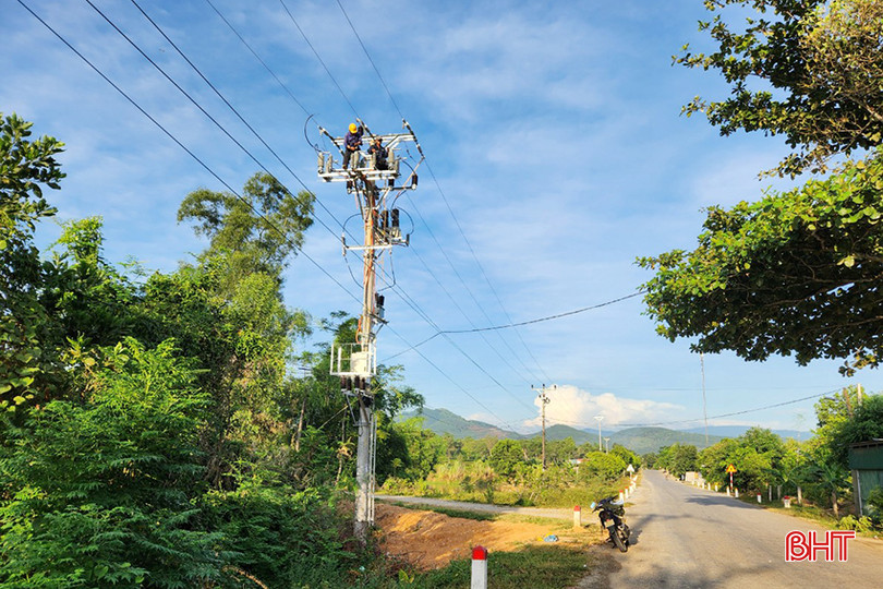 Tháng 12/2023, Công ty Điện lực Hà Tĩnh triển khai dự án "Chuyển đổi lưới 10 kV đường dây 971E18.8 nhánh rẽ Lộc Yên – Hương Liên lên vận hành cấp điện áp 35 kV". 033.jpg