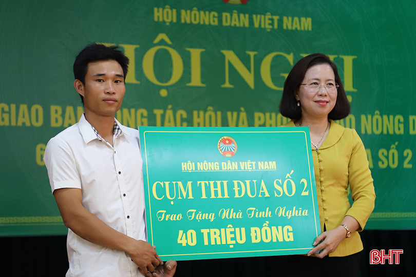 Dịp này, cụm thi đua số 2 đã trao tặng 40 triệu đồng xây nhà tình nghĩa cho gia đình hội viên khó khăn Nguyễn Tiến Hoàng (xã Cẩm Minh, Cẩm Xuyên). Dịp này, cụm thi đua số 2 đã trao tặng 40 triệu đồng xây nhà tình nghĩa cho gia đình hội viên khó khăn Nguyễn Tiến Hoàng (xã Cẩm Minh, Cẩm Xuyên).