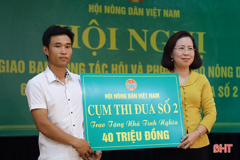 Dịp này, cụm thi đua số 2 đã trao tặng 40 triệu đồng xây nhà tình nghĩa cho gia đình hội viên khó khăn Nguyễn Tiến Hoàng (xã Cẩm Minh, Cẩm Xuyên).