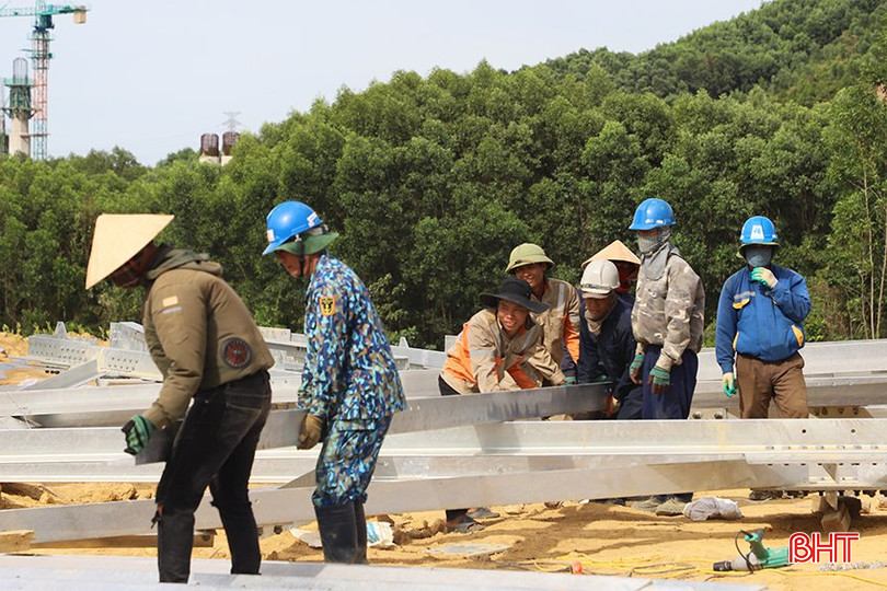 Kỹ sư, công nhân nỗ lực vượt qua sự khắc nghiệt của thời tiết, đẩy nhanh tiến độ thi công dự án. z5596536753906_c30eb6ea3b94a3f4e877dbe859281391.jpg