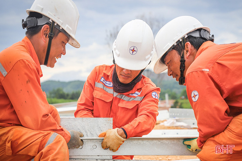 Tổng Công ty Điện lực Miền Trung và Tổng Công ty Điện lực Miền Nam góp phần thực hiện khối lượng công việc lớn tại dự án đường dây 500 kV mạch 3 đoạn qua Hà Tĩnh. z5515845855474_e1548e7d8805c613642f854a3ed0df36.jpg