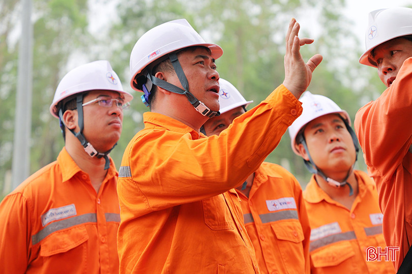 Giám đốc Công ty Điện lực Hà Tĩnh Phạm Công Thành trực tiếp chỉ đạo về công tác giảm tổn thất trên lưới điện Kỳ Anh. z5325250775275_55742df3ad4f44b84daa327b34e44685.jpg