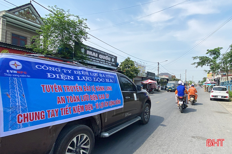 Điện lực Lộc Hà ra quân tuyên truyền lưu động về tiết kiệm điện. z5423198426699_5536731e3dd243613d1e93d9045629bd.jpg