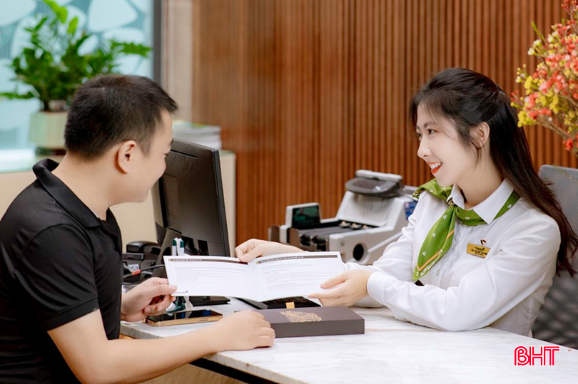 Khách hàng tiếp cận tín dụng tại Vietcombank Hà Tĩnh. z5350491110773_dee54a934d6b9abcc437897dc5fd469f.jpg
