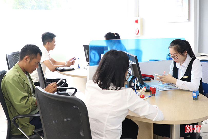 Nhân viên MB Bank Hà Tĩnh hỗ trợ khách hàng xác thực sinh trắc học. 76.JPG