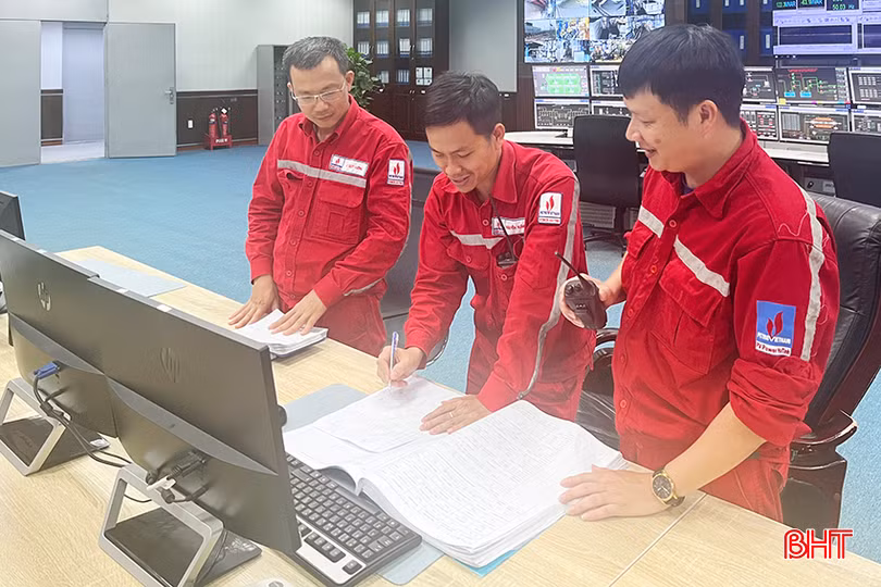 Anh Hồ Văn Nam - Trưởng kíp vận hành - Phân xưởng vận hành (ngoài cùng bên phải) trực và thực hiện nhiệm vụ xuyên kỳ nghỉ lễ.