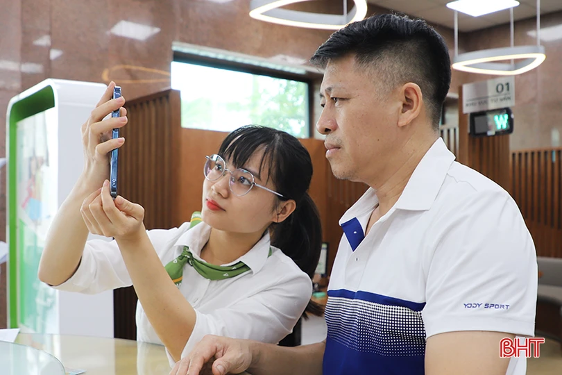 Vietcombank Hà Tĩnh bố trí nhân lực trong ngày nghỉ để hướng dẫn người dân xác thực sinh trắc học.