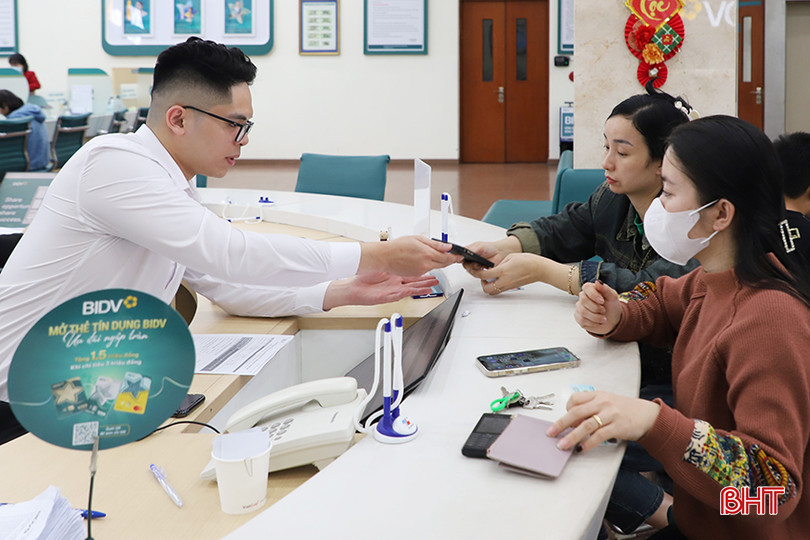 Giao dịch viên BIDV Hà Tĩnh hướng dẫn khách hàng sử dụng thẻ tín dụng online. 66.JPG