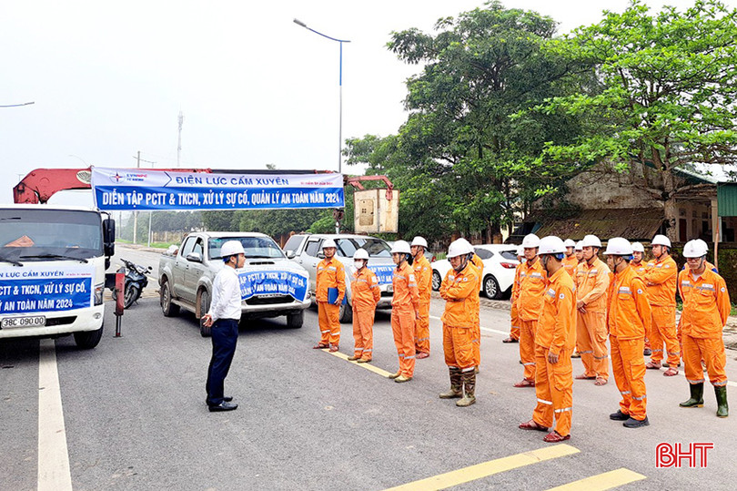 Các nội dung diễn tập phòng chống thiên tai và tìm kiếm cứu nạn, xử lý sự cố và quản lý an toàn năm 2024 của Điện lực Cẩm Xuyên gắn liền với nhiệm vụ cấp điện nắng nóng. 091.jpg