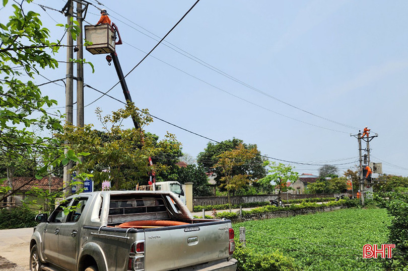 Điện lực Nghi Xuân tăng cường xử lý các khiếm khuyết trên lưới, cấp điện ổn định cho Khu du lịch Xuân Thành. z5385853764005_31732096fd53ea0997a6d6ec4f38f52a.jpg
