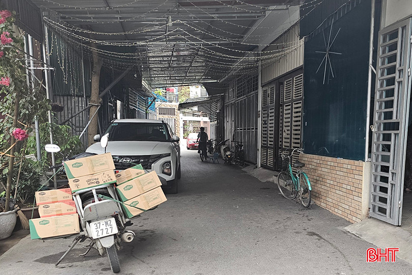 Các hộ dân tại ngách 2, ngõ 429, đường Trần Phú làm mái che kiên cố cả con đường. 429tranphu.jpg