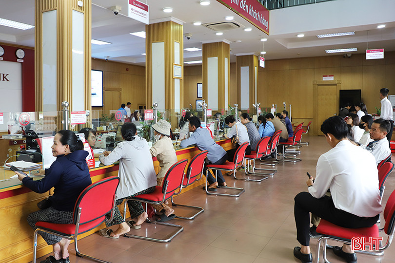 Đông đảo khách hàng đến Agribank Chi nhánh tỉnh Hà Tĩnh xác thực sinh trắc học trên ứng dụng Agribank Plus. 98.JPG